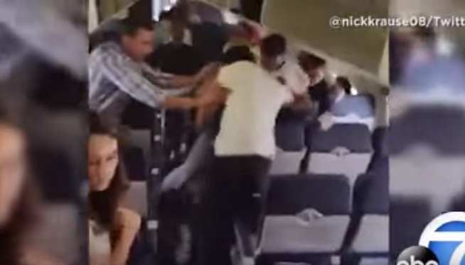 Watch Fist Fight Erupts As Passengers Exit Southwest Airlines Flight News Talk 1059 Wmal